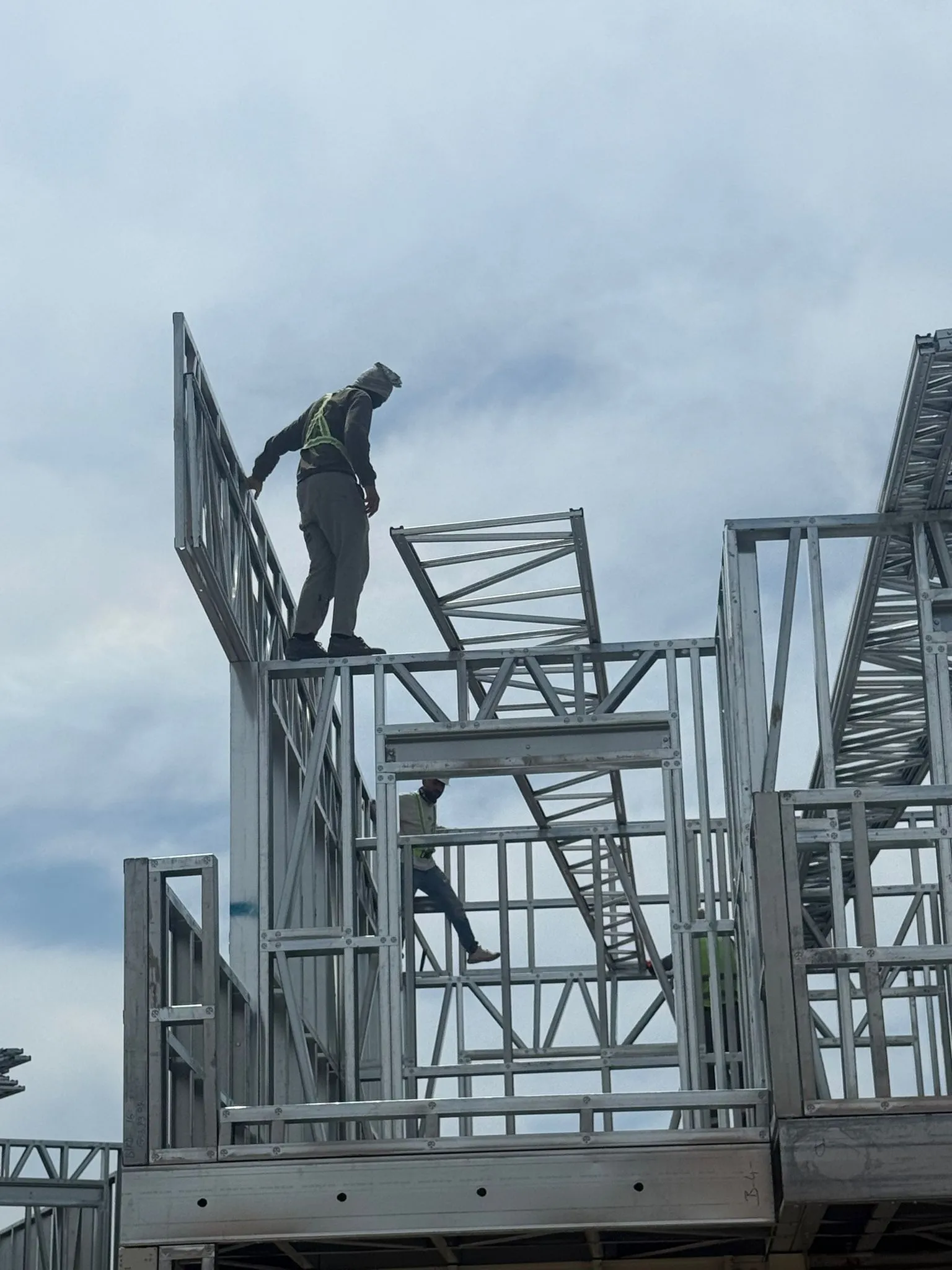 Structură metalică ușoară montată la etajul superior al unei vile